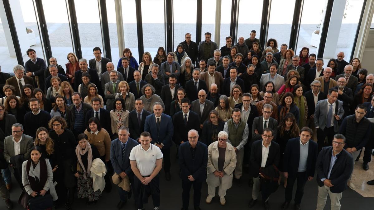 Gan Pampols con los representantes de los distintos sectores que han participado en el informe de la reconstrucción.