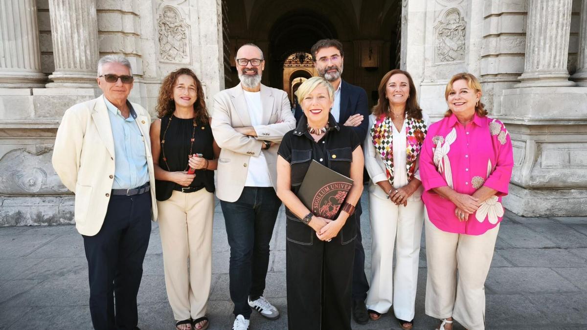 Carmen Vargas, en el centro de la imagen, el día en el que presentó oficialmente su candidatura.