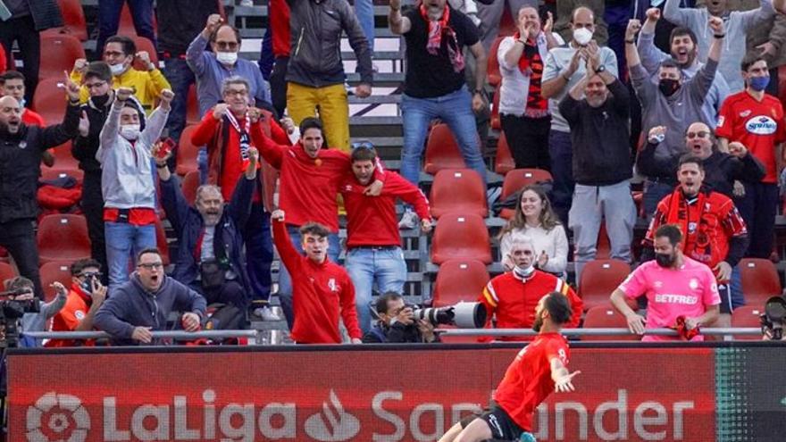 Muriqi celebra un gol con la afición en Son Moix.