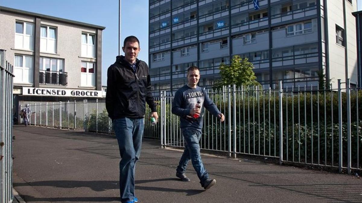 Dos jóvenes, en el barrio popular de Gorbals, en Glasgow