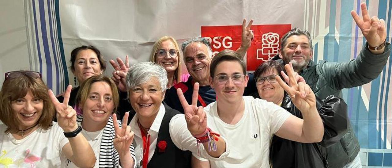 La candidatura del PSOE celebrando sus resultados en las elecciones del domingo en Bueu. |   // FARO