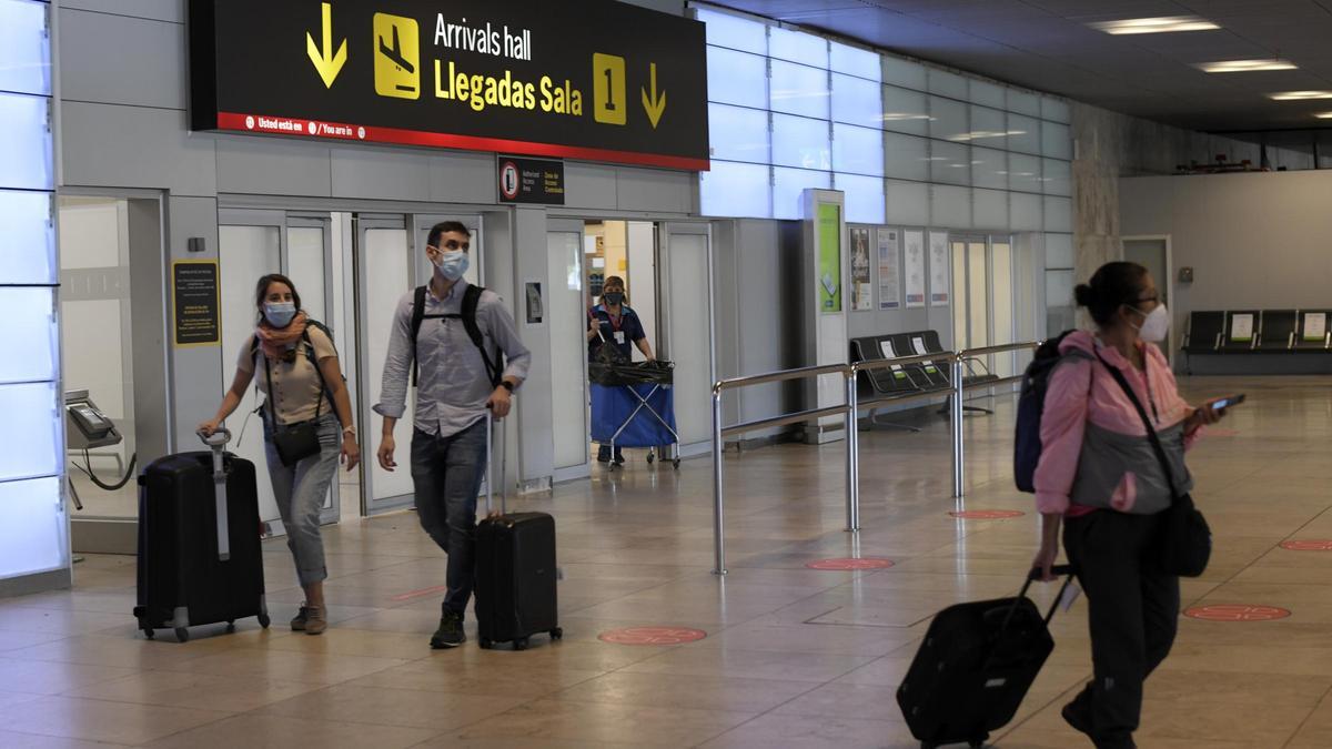 Viajeros a su llegada al aeropuerto de Barajas.