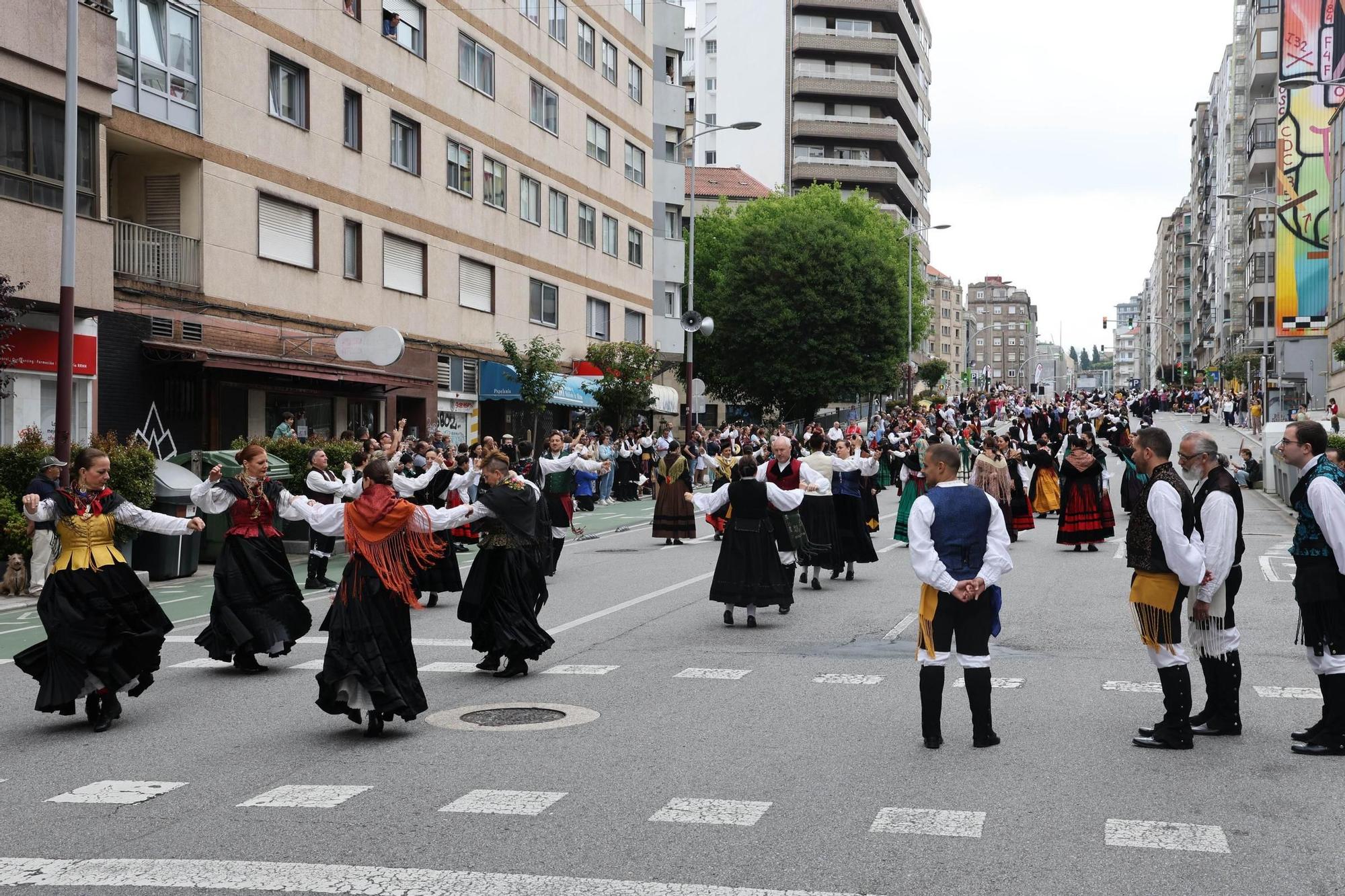Vigo baila «al compás de una muiñeira»