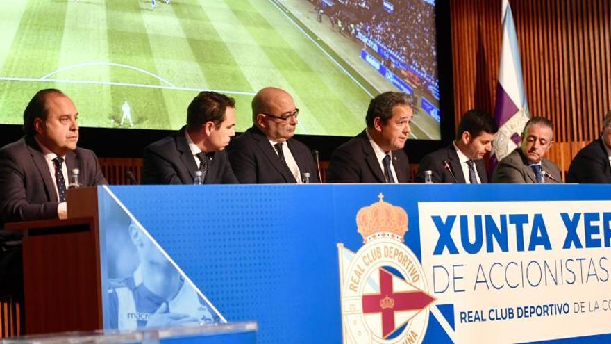 Los seis miembros del consejo de administración del Deportivo y el asesor jurídico del club, en la última asamblea.