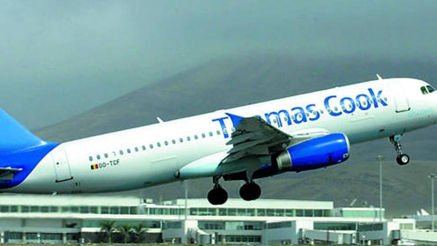 Un avión de Thomas Cook despega en el aeropuerto de Lanzarote