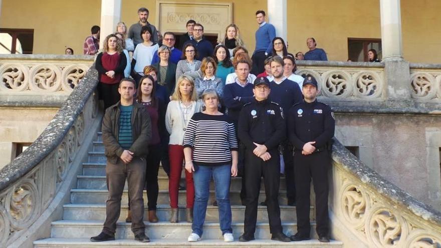 Minuto de silencio en el ayuntamiento de Andratx.