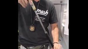 Els Mossos paren un conductor a Barcelona i troben una arma blanca amagada en un bastó