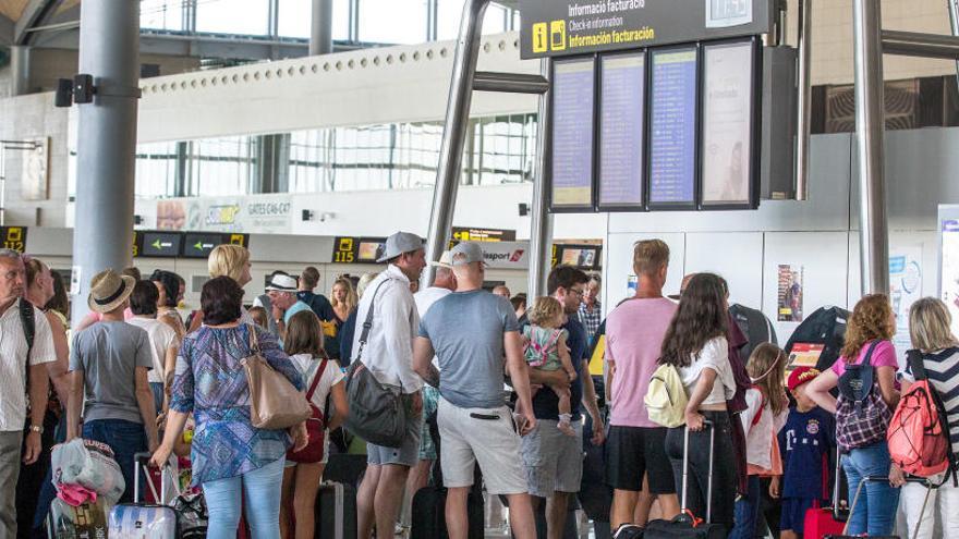 La patronal de servicios presiona para aumentar la promoción turística ante la caída de la ocupación