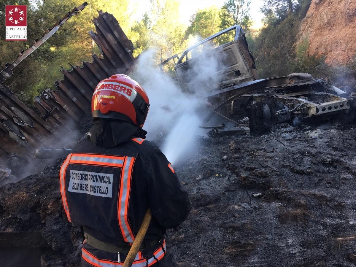 Incendio tras caer un camión por un barranco en l'Alcora