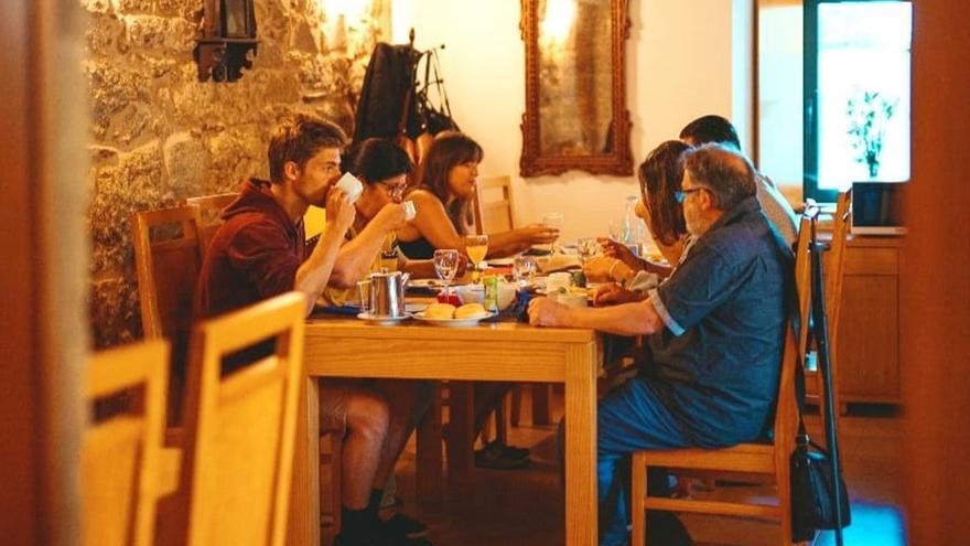 Un grupo de visitantes alojado en Torres de Moreda, A Estrada.