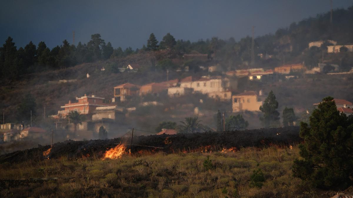 El volcán incendia el suelo en La Palma.