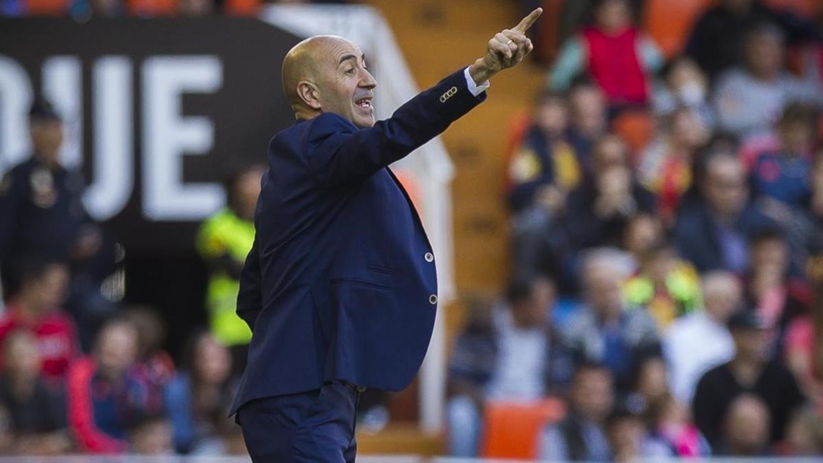 El técnico del Valencia, Pako Ayestarán, durante el partido ante el Sevilla de la pasada temporada.