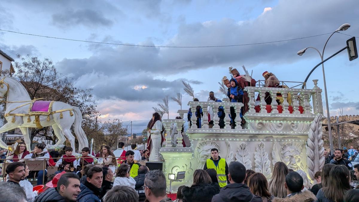 Gaspar bota desde su carroza en Córdoba.