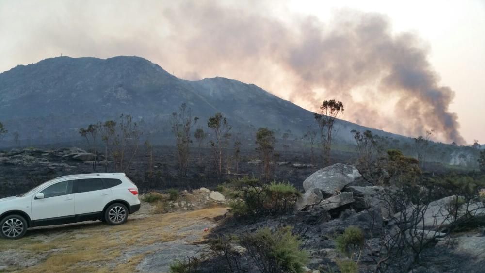 Incendios en Galicia | El fuego de Porto do Son arrasa el monte de A Curota