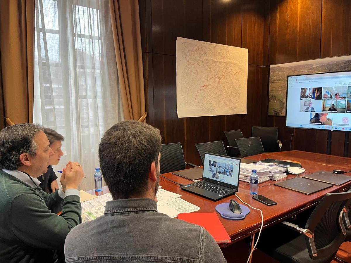 Alejandro Vega, en el centro, durante la reunión del viernes.