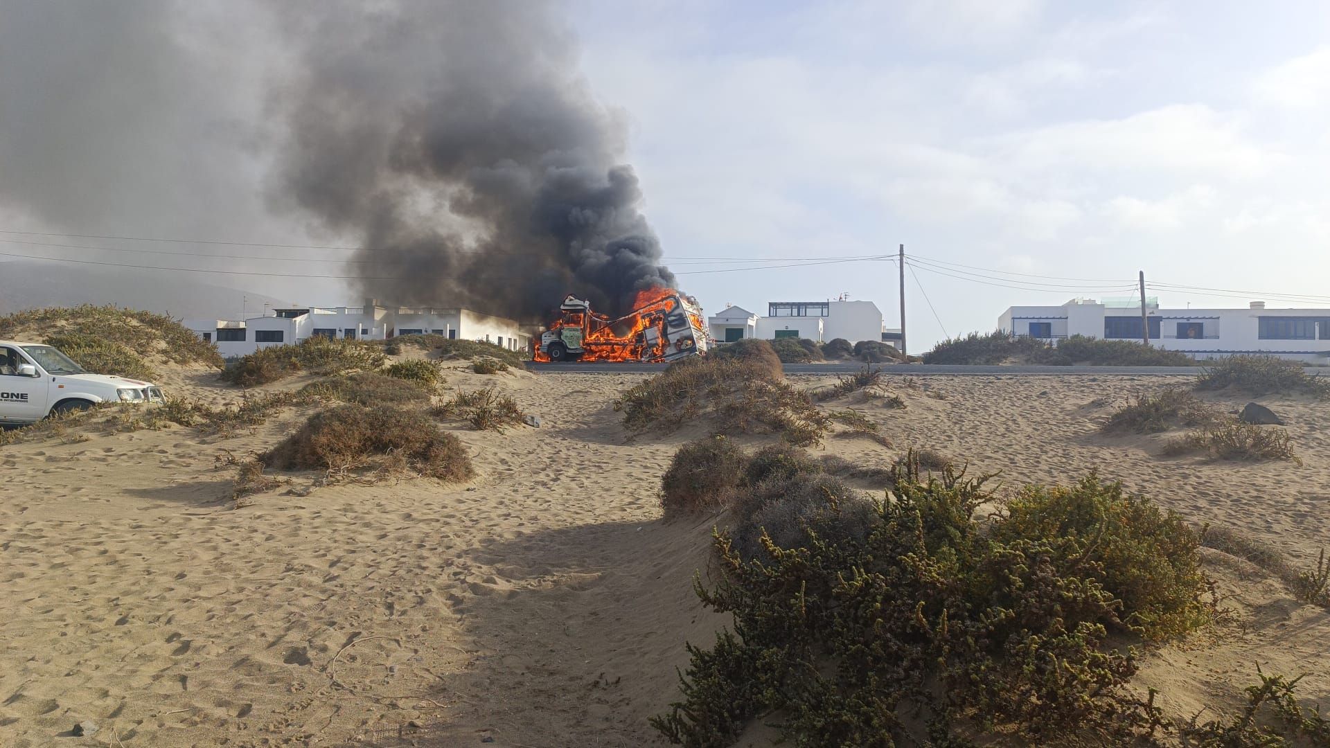 Una autocaravana arde por completo en Caleta de Famara