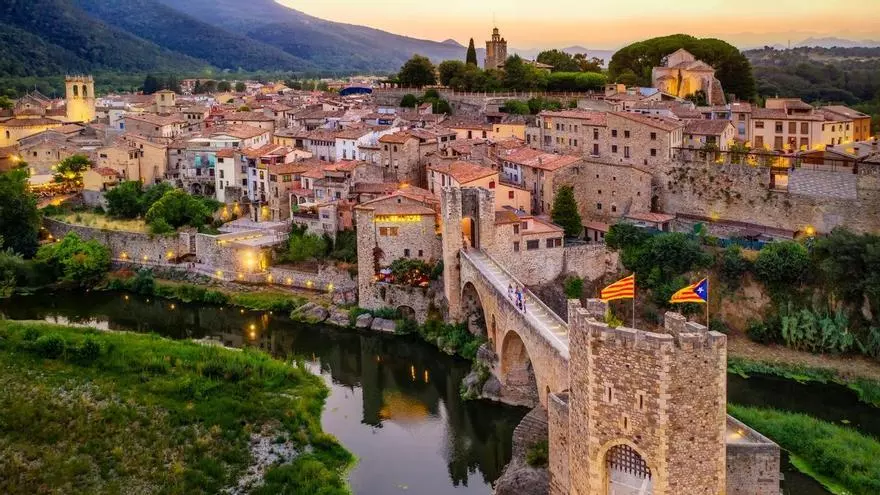 El pueblo medieval perfecto para recorrer a pie está en Girona y es Conjunto Histórico-Artístico