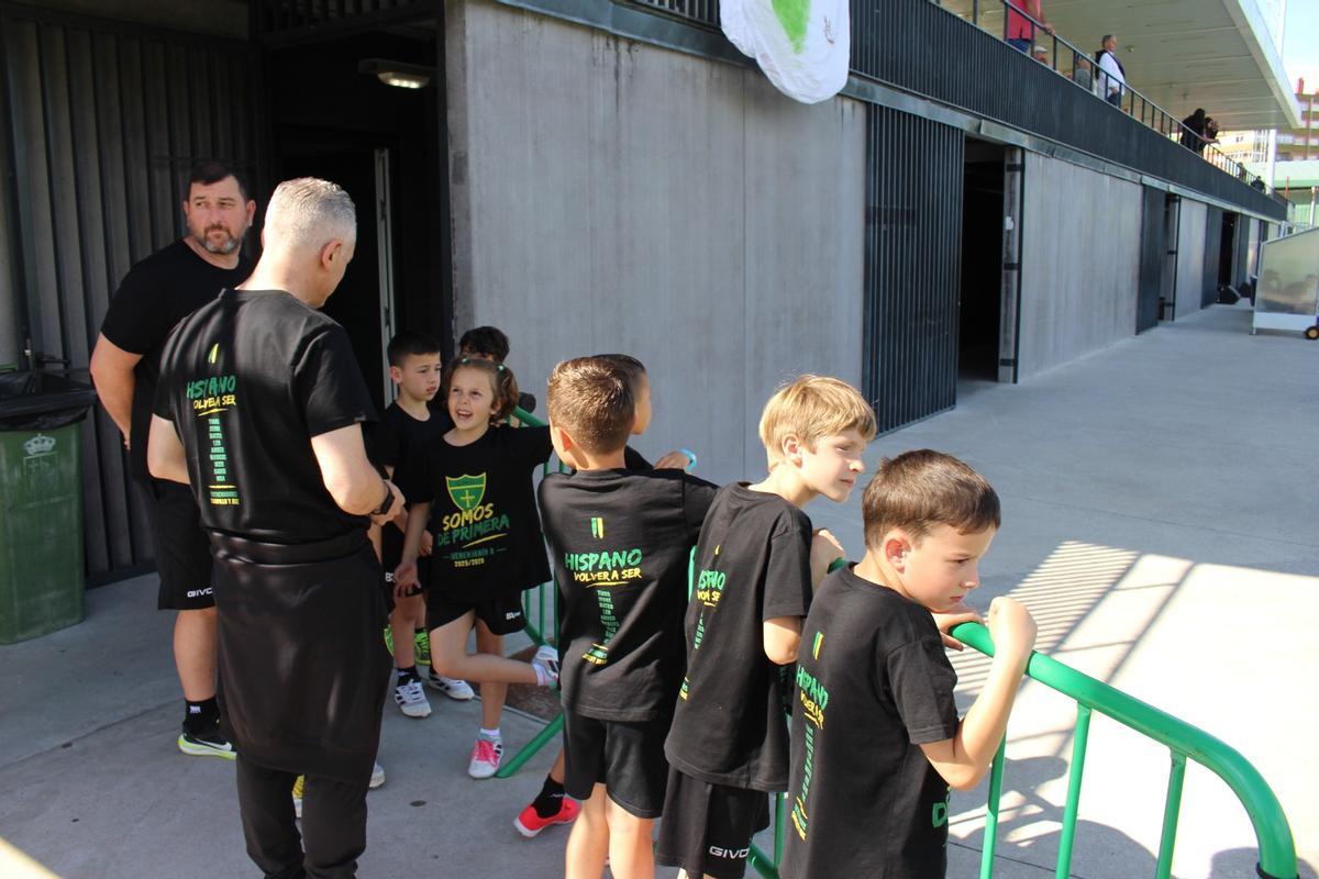 EN IMÁGENES: El pasillo del Hispano a los pequeños del prebenjamín A tras ganar la liga y conseguir el ascenso a Primera