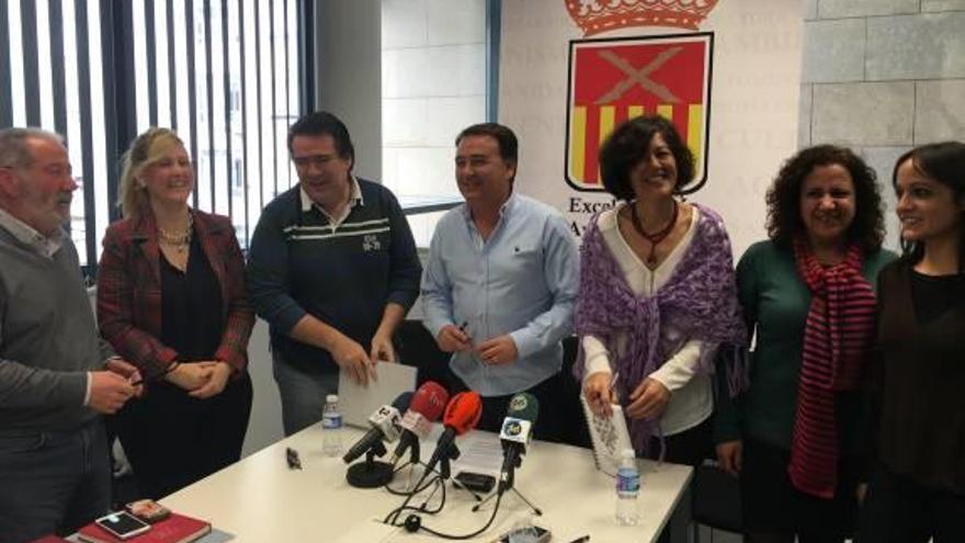 Integrantes del equipo de gobierno de PSOE e IU.