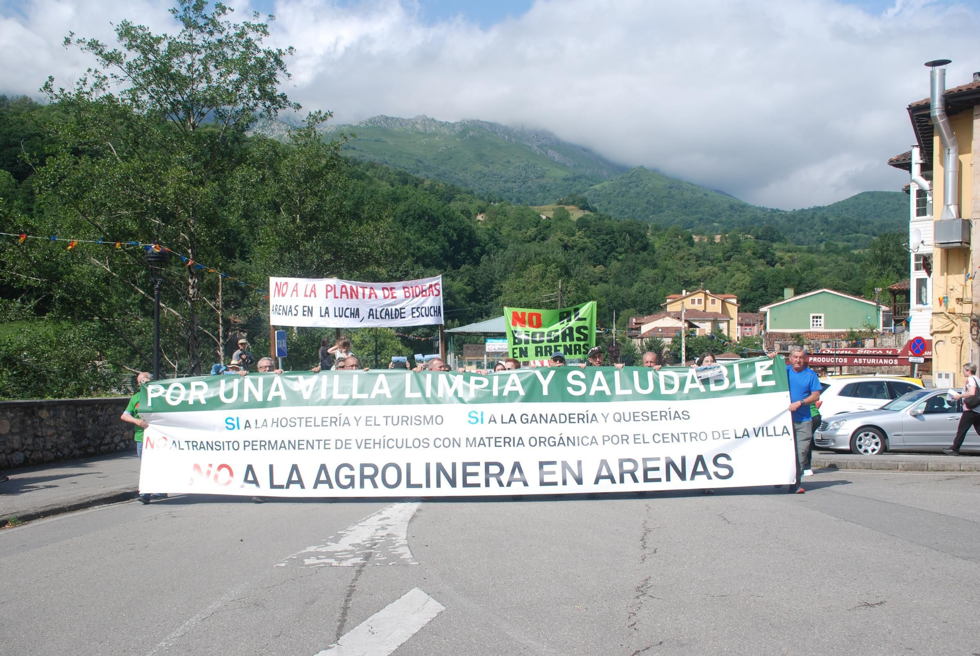 Manifestación contra la planta de biogás en Arenas de Cabrales