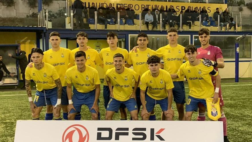 Formación titular del Juvenil de División de Honor de la UD Las Palmas, anoche, en el Anexo de Siete Palmas.