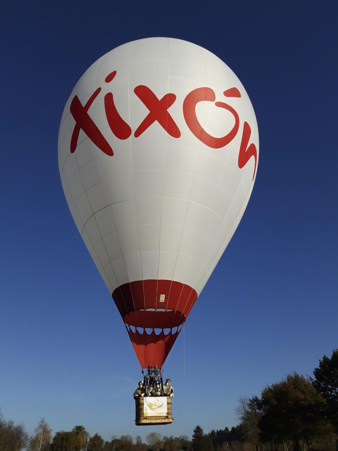 Los Reyes Magos llegan en globo a Gijón