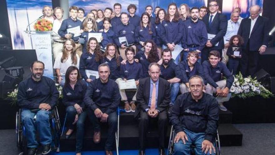 Foto de familia de los premiados en la Fiesta del Deporte del RCNP.