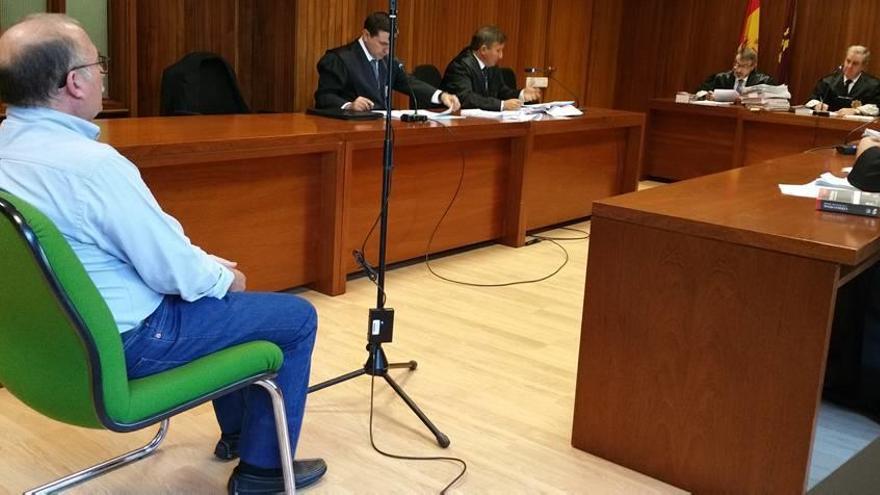 El acusado, F.S., de espaldas, ayer durante el juicio.