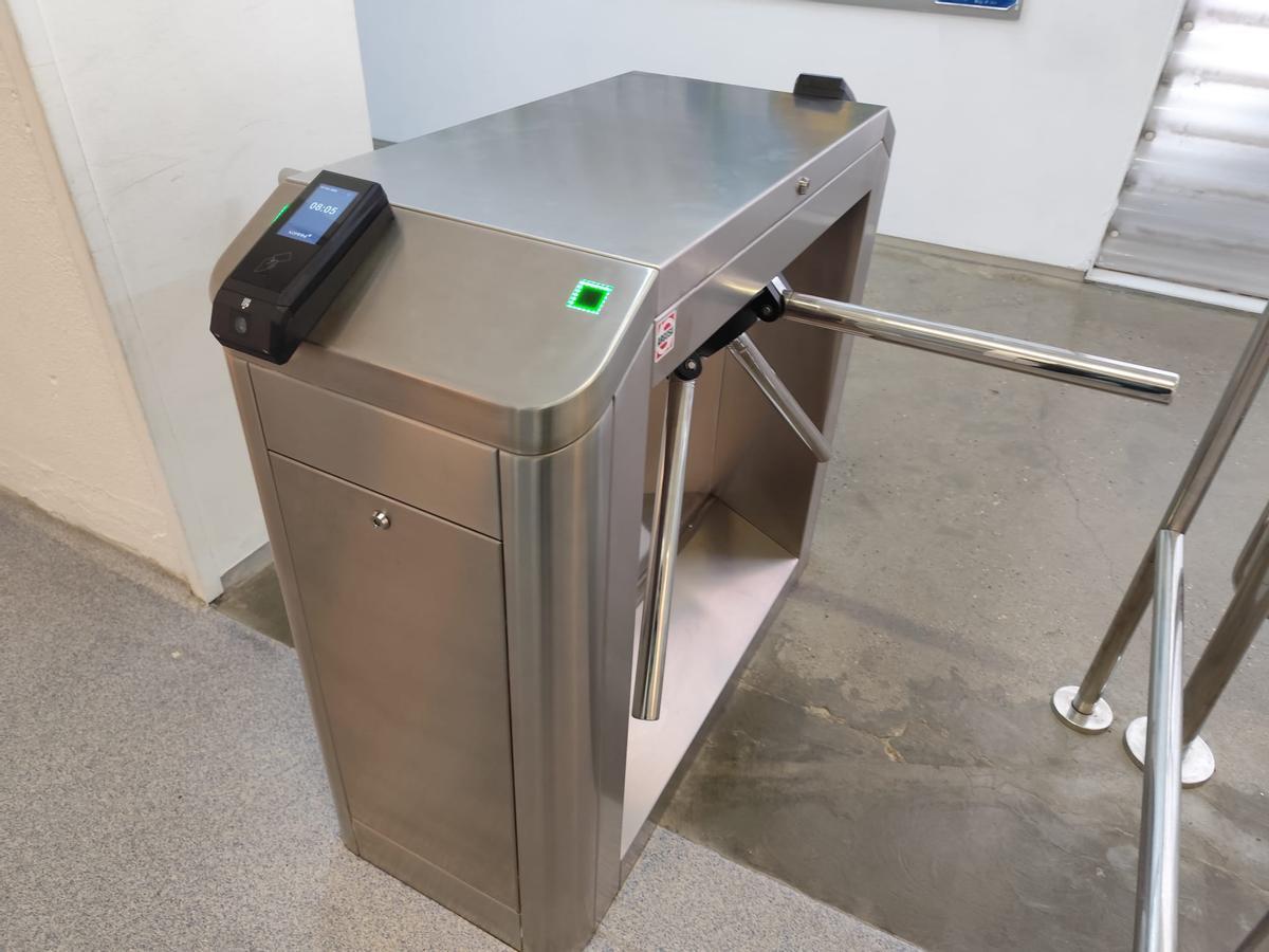 La nova màquina instal·lada fa mesos a la piscina municipal de Figueres, que ara ha començat a funcionar i que li requereix a l'usuari dur mòbil per accedir.