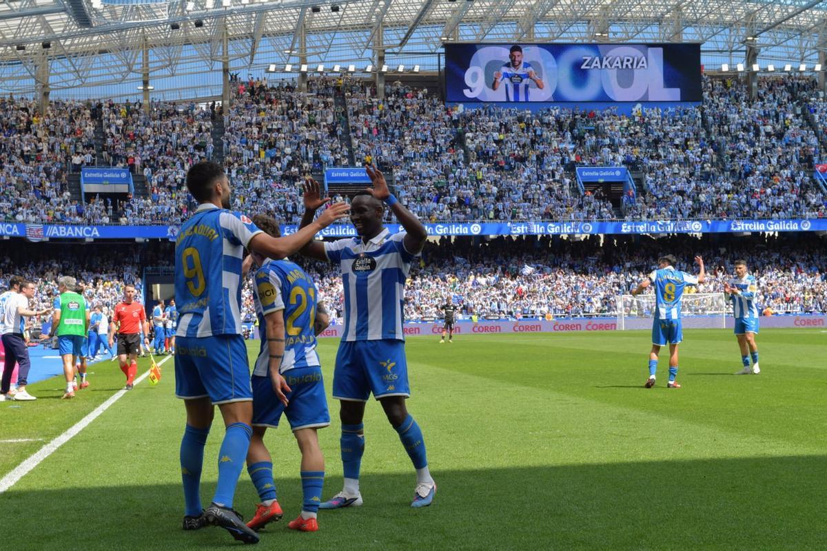 Los jugadores del Deportivo celebran el gol de Eddahchouri