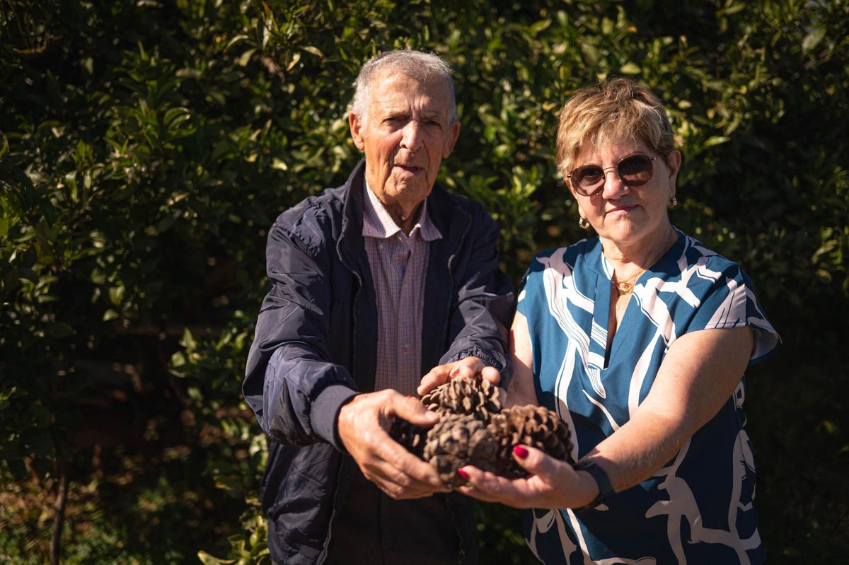 Toribio Delgado y Ana Josefina en la finca de su casa de La Esperanza.