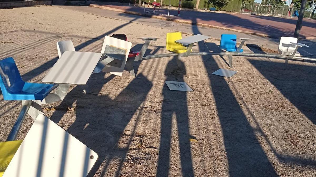 Mesas y sillas destrozadas en el colegio de Barqueros.