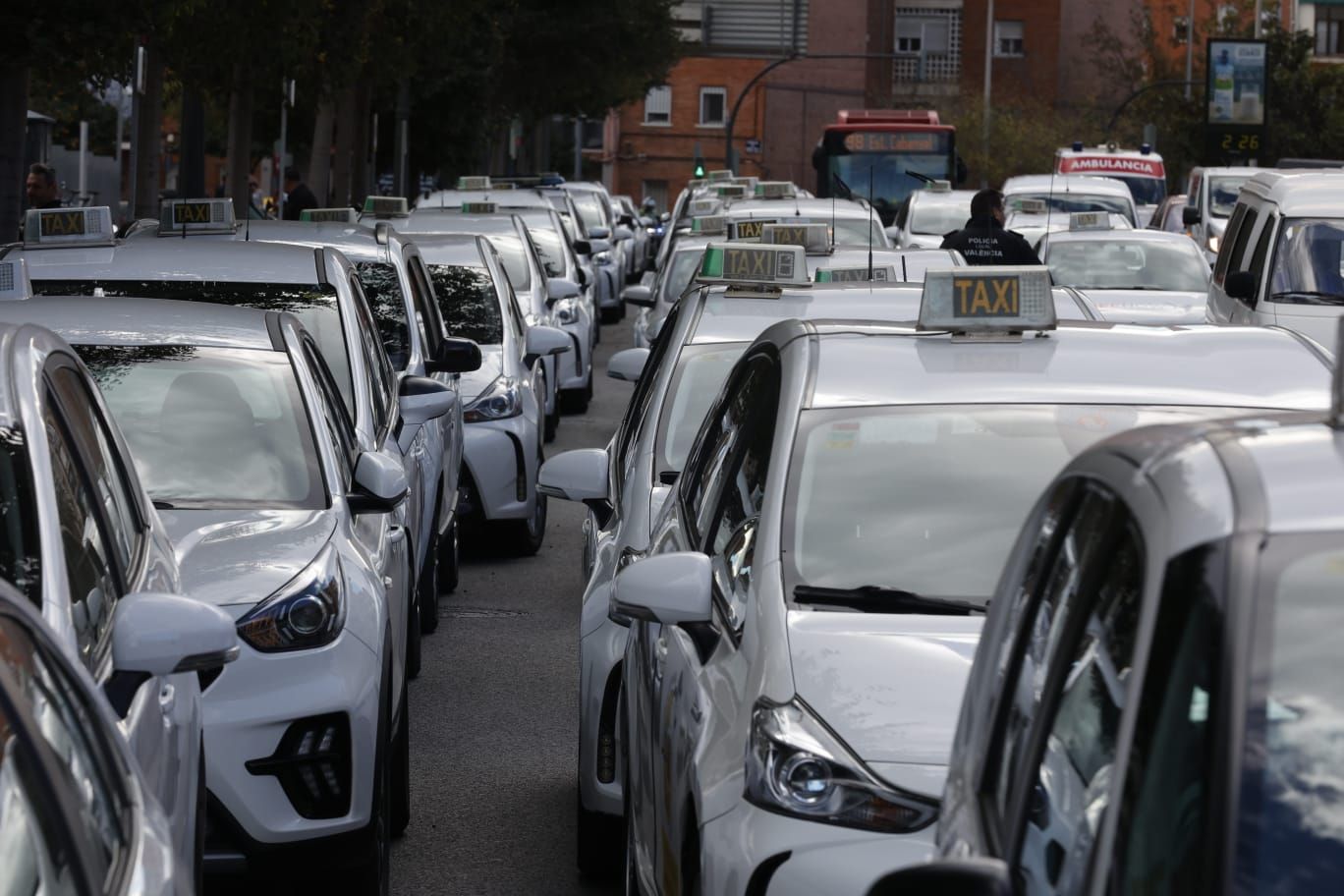 Decenas de taxis protestan por el cambio de regulación horaria