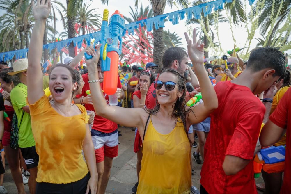 Palma celebra la batalla de agua entre Canamunt y Canavall