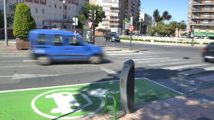 Punto de recarga para coches eléctricos en Cartagena. | IVÁN J. URQUIZAR