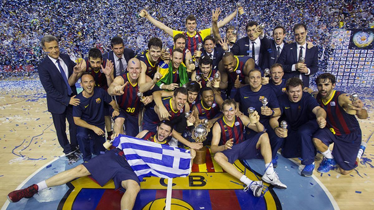 Los jugadores del Barça celebran la conquista de la Liga 2013-2014 en el Palau