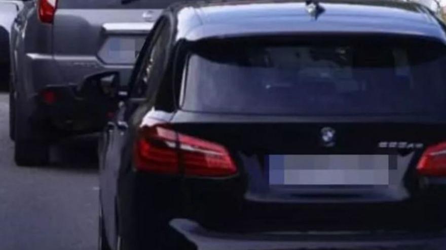 Un coche de la Guardia Civil en el entorno de la casa. | Luisma Murias