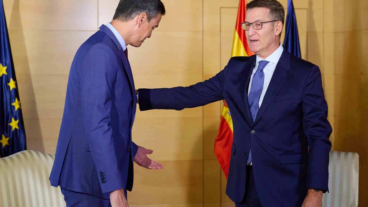 El presidente del Gobierno en funciones y líder del PSOE, Pedro Sánchez (i) y el presidente del PP, Alberto Núñez Feijóo (d), se saludan a su llegada a una reunión en el Congreso de los Diputados, a 30 de agosto de 2023, en Madrid (España). Según fuentes