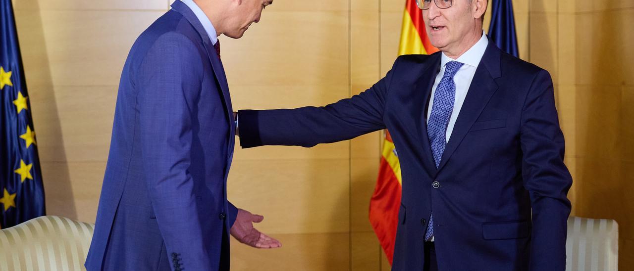 El presidente del Gobierno en funciones y líder del PSOE, Pedro Sánchez (i) y el presidente del PP, Alberto Núñez Feijóo (d), se saludan a su llegada a una reunión en el Congreso de los Diputados, a 30 de agosto de 2023, en Madrid (España). Según fuentes