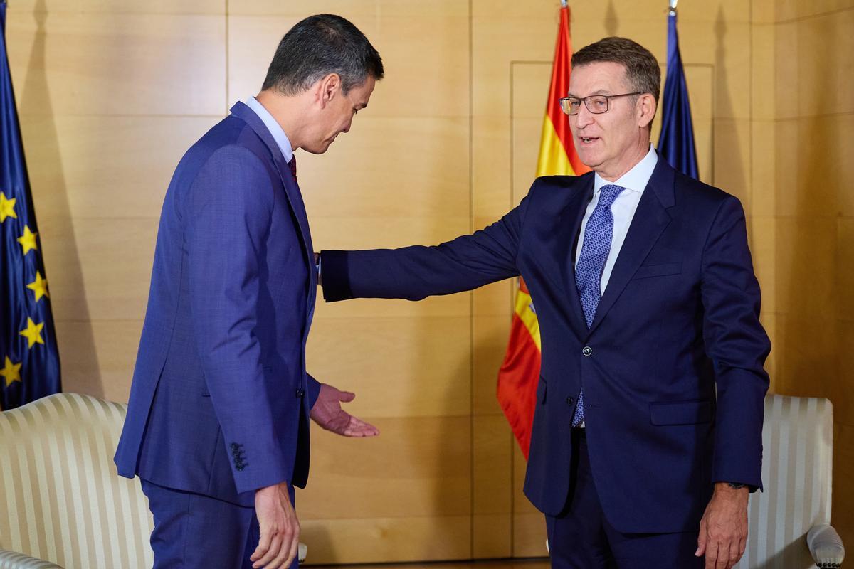 El presidente del Gobierno en funciones y líder del PSOE, Pedro Sánchez (i) y el presidente del PP, Alberto Núñez Feijóo (d), se saludan a su llegada a una reunión en el Congreso de los Diputados, a 30 de agosto de 2023, en Madrid (España). Según fuentes