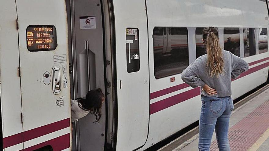Una joven se dispone a subir a un tren en Guixar (Vigo).