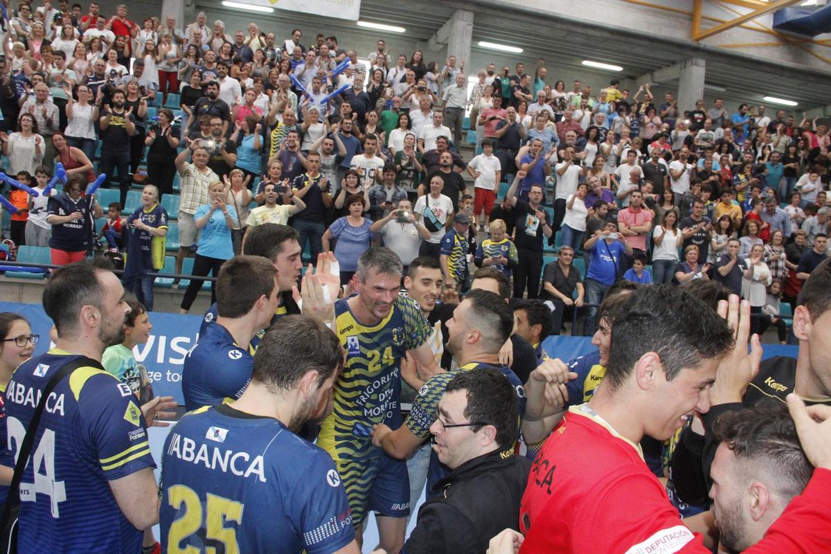 Jugadores y aficionados del Frigoríficos del Morrazo celebran la permanencia en O Gatañal tras derrotar al Bidasoa en la temporada 2016-2017.