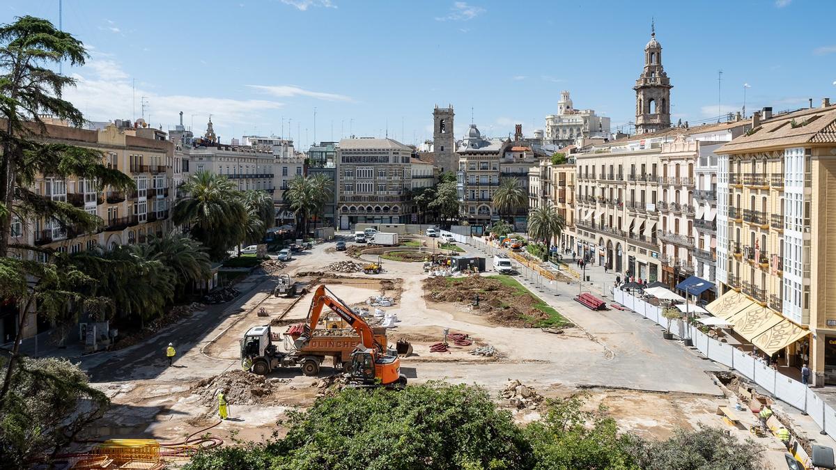 Así avanzan las obras de peatonalización de la plaza de la Reina de València.