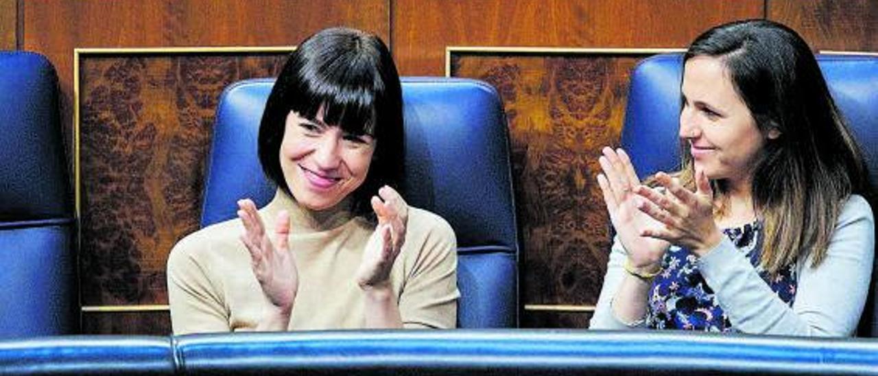 Las ministras Diana Morant e Ione Belarra, tras la votación de la Ley de Ciencia. |   // ALEJANDRO MARTÍNEZ