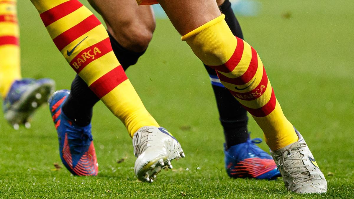 Las piernas de un jugador del Barça, durante un partido