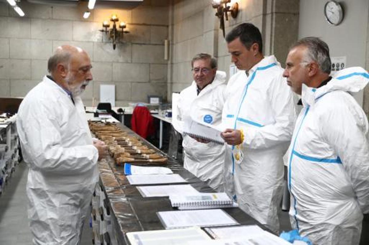 Pedro Sanchez, con el ministro Ángel Víctor Torres a su izquierda y el secretario de Estado de Memoria, Fernando Martínez, recibe explicaciones del forense Francisco Etxeberria en su visita de este jueves al Valle de los Caídos