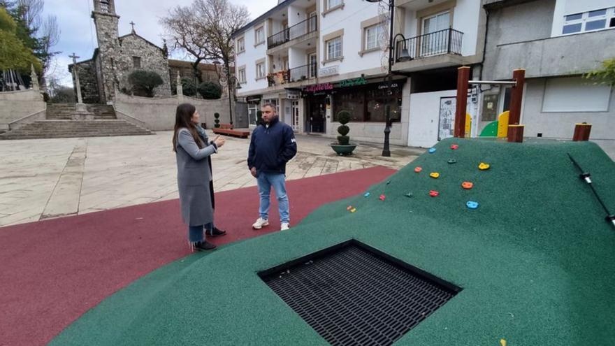 Forcarei inagura un parque infantil en la Praza da Igrexa