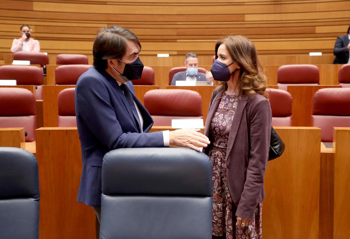 El consejero Súarez-Quiñones junto a la consejera Carlota Amigo durante el pleno de las Cortes de ayer.