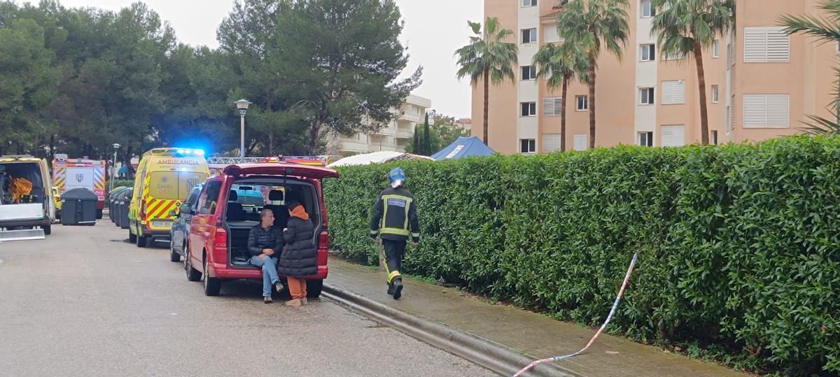 FOTOS | Desalojan a unos 60 vecinos por el incendio de un garaje en un edificio de Sa Coma