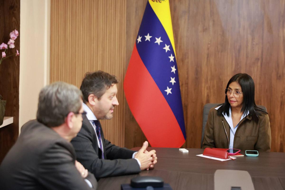La presidenta encargada de Venezuela, Delcy Rodríguez, reunida con directivos de la petrolera española Repsol, el pasado miércoles en Caracas.